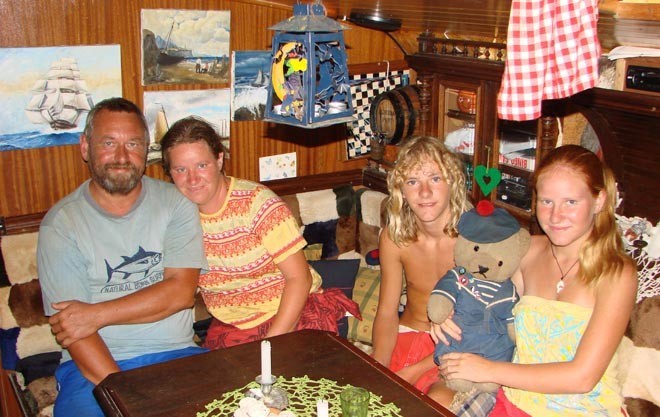 Holvoets in their cosy saloon - complete with pot-bellied stove © SW